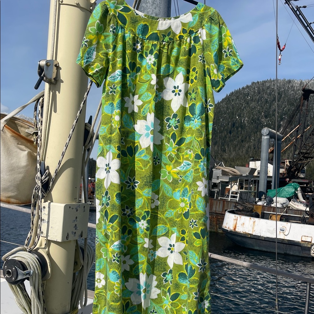 VINTAGE green floral house dress / muumuu / caftan size L